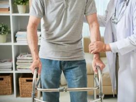 Dispositivos de Ayuda para caminar. Bastones y Andadores